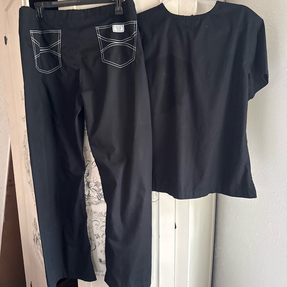 Very Gently Preowned Blue Sky Shelby Black/White Skinny Scrub Set - Picture 11 of 14